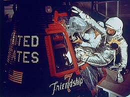 John Glenn mit Friendship 7
(Bild: NASA)