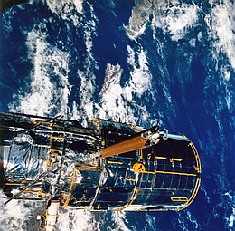 Blick aus dem Orbiter auf Hubble - die Solarzellenausleger sind noch zusammengerollt - während STS-31. (Bild: NASA)