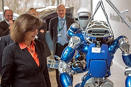 Staatsministerin Ilse Aigner und die robotischen Mitarbeiter des RMC (Bilder: Raumfahrer.net)