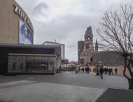 "Zoopalast" in Sichtweite zum Weihnachtsmarkt am Breitscheidplatz (Bild: A. Weise)