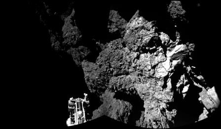 Die ersten beiden Bilder von CIVA - hier bereits zusammengesetzt. Ein Fuss des Landers ist im Vordergrund zu sehen.
(Bild: ESA/Rosetta/Philae/CIVA)