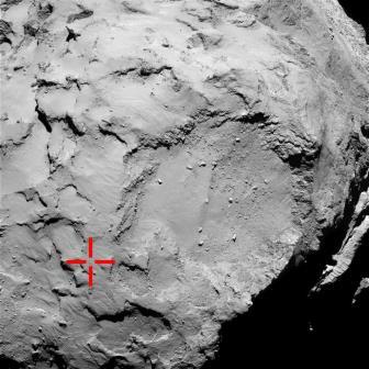 Die primäre Landestelle (rotes Kreuz) aus einem Abstand vom 30 km, aufgenommen von OSIRIS Teleobjektiv vor der Landung. Vermutlich befindet sich Philae nun am massiven Steinhang rechts oberhalb der marktierten ursprünglichen Landestelle innerhalb des Kraters.
(Bild: ESA/Rosetta/MPS for OSIRIS Team MPS/UPD/LAM/IAA/SSO/INTA/UPM/DASP/IDA)