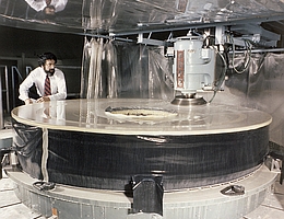 Spiegel für Weltraumteleskop wird poliert. (Bild: NASA)