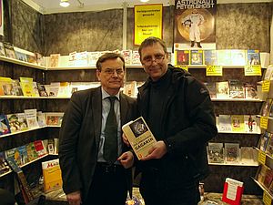 Autor (li.) und Kritiker (re.) mit der Neuerscheinung (Bild: privat)
