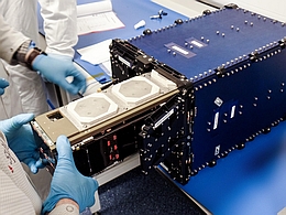 Lemur-2-Satellit wird in Deployer eingeführt (Bild: Spire)