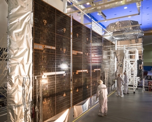 MUOS 5 beim Test eines Solarzellenauslegers (Bild: Lockheed Martin)