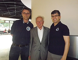 Sigmund Jähn (Mitte) mit Vertretern des Raumfahrer Net e.V.
(Bild: A. Weise)