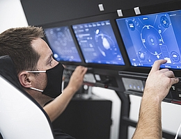 Thomas Pesquet trainiert im Dragon-Simulator. (Bild: SpaceX/ESA/NASA)
