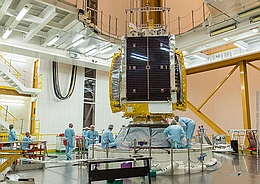 GSAT 18 auf der Raketenoberstufe (Bild: ESA / CNES / Arianespace / CSG)