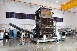 Sky Mexico 1 im Herstellerwerk (Bild: Orbital ATK)