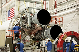 Triebwerksmontage im Integrationsgebäude HIF (Bild: NASA)