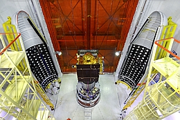 IRNSS 1G auf der Trägerrakete, li. u. re. die Halbschalen der Nutzlastverkleidung
(Bild: ISRO)