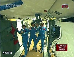 Drei Raumfahrer im Inneren der Raumstation Tiangong 1.
(Bild: CCTV-Internet-Stream)