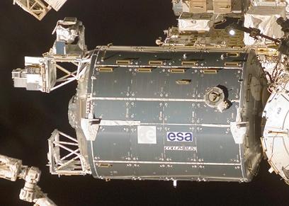 Columbus nach der Montage, aufgenommen vom Space Shuttle Atlantis.
(Bild: NASA)