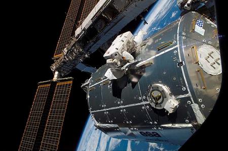 Der deutsche Raumfahrer Hans Schlegel bei einem Außenbordeinsatz zur Installation von Columbus am Modul.
(Bild: NASA)