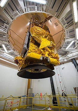 DirecTV 15 bei Startvorbereitungen in Kourou (Bild: ESA/CNES/Arianespace/CSG)
