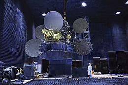Eutelsat 65 West A in Testkammer beim Hersteller
(Bild: SSL)