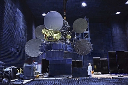 Eutelsat 65 West A in Testkammer beim Hersteller (Bild: SSL)