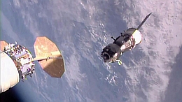 Sojus-MS 01 nach dem Ablegen
(Bild: NASA TV)