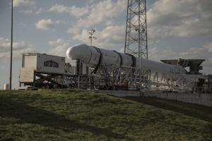 Späte Fracht wird in die Dragon-Kapsel geladen (Bild: SpaceX)