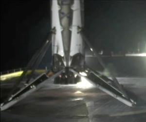 Die gelandete erste Stufe der Falcon 9 auf dem "autonomen Drohnenschiff" mit dem Namen "Of course I still love you"
(Bild: SpaceX via reddit)