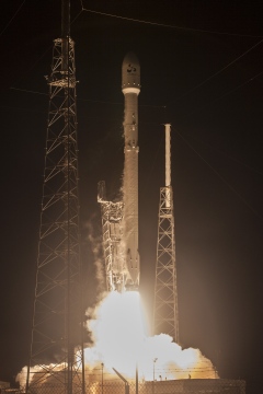 Start Falcon 9 mit JCSAT-14 (Bild: SpaceX)