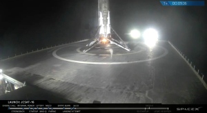 Die erste Stufe der Falcon 9 auf der Seeplattform
(Bild: SpaceX Webcast)