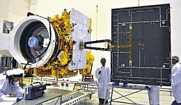 GSAT 12 am Boden bei Tests
(Bild: ISRO)