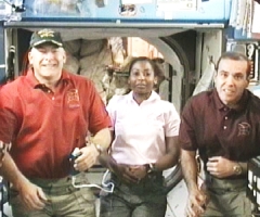 Alan G. Poindexter, Rick Mastracchio und Stephanie Wilson beim Gespräch mit Reportern (Bild: NASA)