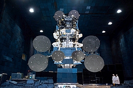 Sky Muster II in Antennentestkammer bei SSL
(Bild: SSL)