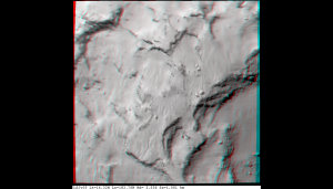 Durch die Betrachtung mit einer Rot-Blau- oder Rot-Grün-Brille wird mit dieser 3D-Aufnahme ein räumlicher Eindruck der Landschaft vermittelt. Hierbei zeigt sich, dass sich Im Bereich der Landestelle "J" nur wenige steile Hänge befinden. Die meisten Hänge weisen Neigungswinkel von weniger als 30 Grad auf.
(Bild: ESA, Rosetta, MPS for OSIRIS-Team MPS, UPD, LAM, IAA, SSO, INTA, UPM, DASP, IDA)