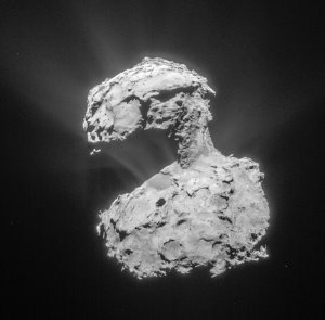 Diese Aufnahme der Navigationskamera der Raumsonde Rosetta wurde am 14. März 2015 aus einer Entfernung von etwa 85,7 Kilometern zum Zentrum des Kometen 67P angefertigt. Das Foto zeigt die immer weiter zunehmende Aktivität des Kometen. Die Auflösung liegt bei 7,3 Metern pro Pixel.
(Bild: ESA, Rosetta, NavCam - CC BY-SA IGO 3.0)