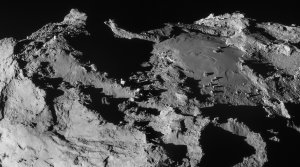 Trotz der am 28. März 2015 aufgetretenen Navigationsprobleme konnte die Raumsonde Rosetta an diesem Tag diverse Daten von dem Kometen 67P aufzeichnen. Diese Aufnahme fertigte dabei zum Beispiel die Navigationskamera der Raumsonde aus einer Entfernung von 19,9 Kilometern zum Zentrum des Kometen an. Die dabei erreichte Auflösung liegt bei 1,7 Metern pro Pixel. Der abgebildete Bereich umfasst ein Areal von 3,1 x 1,7 Kilometer.
(Bild: ESA, Rosetta, NavCam - CC BY-SA IGO 3.0)