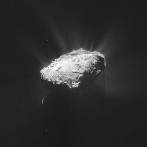Ein aus vier Einzelaufnahmen der Navigationskamera von Rosetta zusammengesetztes Foto zeigt den Kometen 67P/Tschurjumow-Gerassimenko hier aus einer Entfernung von etwa 137 Kilometern. Die Auflösung der am 8. April 2015 angefertigten Aufnahmen liegt bei 11,7 Metern pro Pixel.
(Bild: ESA, Rosetta, NavCam - CC BY-SA IGO 3.0)