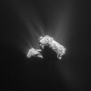 Diese Aufnahme fertigte die Navigationskamera der Raumsonde Rosetta am 12. April 2015 aus einer Entfernung von 146,8 Kilometern zum Zentrum des Kometen 67P/Tschurjumow-Gerassimenko an. Die dabei erreichte Auflösung liegt bei 14 Metern pro Pixel. Der abgebildete Bereich umfasst ein Areal von 10,3 x 10,3 Kilometern.
(Bild: ESA, Rosetta, NavCam - CC BY-SA IGO 3.0)