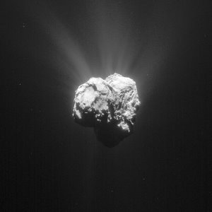Diese Aufnahme fertigte die Navigationskamera der Raumsonde Rosetta am 15. April 2015 aus einer Entfernung von 170 Kilometern zum Zentrum des Kometen 67P/Tschurjumow-Gerassimenko an. Die dabei erreichte Auflösung liegt bei 14,5 Metern pro Pixel. Der abgebildete Bereich umfasst ein Areal von 11,4 x 11,4 Kilometern. Der Komet 67P verfügt über eine an ein Quietscheentchen erinnernde Form und Gestalt. 'Kopf' und 'Körper' des Kometen werden dabei durch eine Halsregion verbunden. Auf der hier gezeigten Aufnahme befindet sich der Kopf des Kometen im Bereich der linken Bildhälfte.
(Bild: ESA, Rosetta, NavCam - CC BY-SA IGO 3.0)