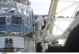 John Grunsfeld und Richard Linnehan während des Austauschs der PCU. (Foto: NASA)