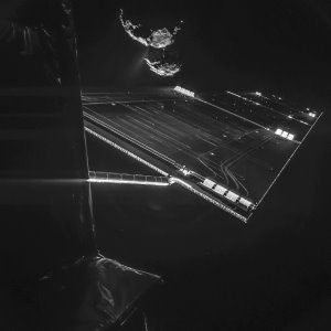 Am 7. Oktober fertigte die an Bord von Philae befindliche CIVA-Kamera dieses aus zwei Einzelaufnahmen zusammengesetzte 'Selfie' der Raumsonde und des Kometen an. Neben der Raumsonde und einem der 14 Meter langen Solarzellenausleger ist im Hintergrund der Komet 67P erkennbar. Aus einer Entfernung von rund 16 Kilometern zur Kometenoberfläche sind dort sehr gut die von dem Kometen ausgehenden Jets aus Gas und Staubpartikeln erkennbar. Ihre nächste Aufnahme wird die CIVA-Kamera erst am 12. November 2014 anfertigen. Dabei soll die Abtrennung des Landers von der Raumsonde dokumentiert werden.
(Bild: ESA, Rosetta, Philae, CIVA)
