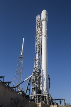 Falcon 9 mit SES-9 vor dem Start (Bild: SpaceX)