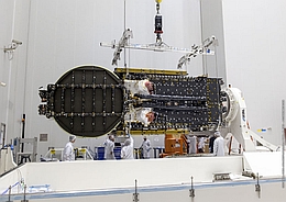 Sky Muster II wird in Kourou aus dem Transportcontainer gehoben
(Bild: ESA /CNES / Arianespace / CSG)