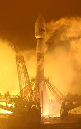 Die Sojus 2-1b hebt mit COROT an Bord ab. (Bild: Arianespace)