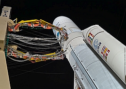 Haltearme und Versorgungsleitungen
(Bilder: ESA/CNES/Arianespace/CSG)