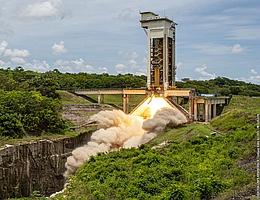 P120C im statischen Brennversuch in Kourou. (Bild: ESA/CNES/Arianespace/CSG)