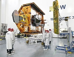 Sentinel 6 während der Vorbereitung auf den Start. (Bild: Airbus)