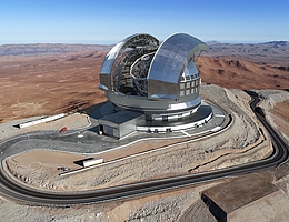Das Extremely Large Telescope (ELT) wird auf dem Gipfel des Cerro Armazones stehen, etwa 3046 Meter hoch in der chilenischen Atacama-Wüste, umgeben von atemberaubenden Aussichten auf die Ebenen darunter. Sobald das Teleskop errichtet ist, wird es in den Nachthimmel zeigen und uns einen tiefen Blick in unser Universum ermöglichen. Die Nivellierung des Gipfels von Cerro Armazones als Vorbereitung für den Bau des ELT wurde 2015 abgeschlossen. (Bild: ESO)