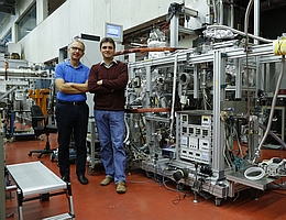 Prof. Reinhard Dörner (links) und Dr. Maksim Kunitzki vor dem COLTRIMS-Reaktionsmikroskop an der Goethe-Universität Frankfurt, mit dessen Hilfe die „Quantenwelle“ beobachtet werden konnte. (Bild: Goethe-Universität Frankfurt)