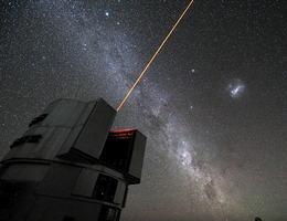 Der Laserleitstern des VLT: Vom 8,2-Meter-VLT-Teleskop Yepun ragt ein Laserstrahl in den majestätischen Südhimmel und erzeugt dort in 90 Kilometern Höhe einen künstlichen Stern hoch in der Mesosphäre der Erde. Der Laserleitstern (engl. Laser Guide Star, kurz LGS) ist Teil des Systems adaptiver Optik am VLT und wird als Referenz verwendet, um den Einfluss der Erdatmosphäre aus Bildern herauszukorrigieren. (Bild: ESO / G. Hüdepohl (atacamaphoto.com))