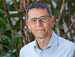 Prof. Didier Queloz, Professor an der ETH Zürich und der Universität in Cambridge, UK, und Fellow am Trinity College, Cambridge, UK. / Einstein Lecturer 2022. (Bild: zvg)