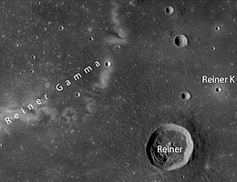 Die in der Arbeit entdeckten meterhohen Felsen befinden sich in der Nähe des Kraters Reiner K in der Region „Reiner Gamma“, die eine magnetische Anomalie aufweist. (Bild: NASA LRO/NAC)