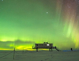 EDEN ISS-Container an der Neumayer-Station III während der Polarnacht. (Foto: Michael Trautmann)